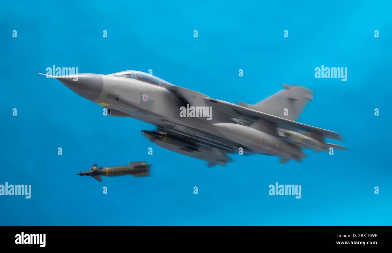 Simulazione di una RAF Panavia Tornado che rilascia una bomba guidata da laser Paveway Foto Stock
