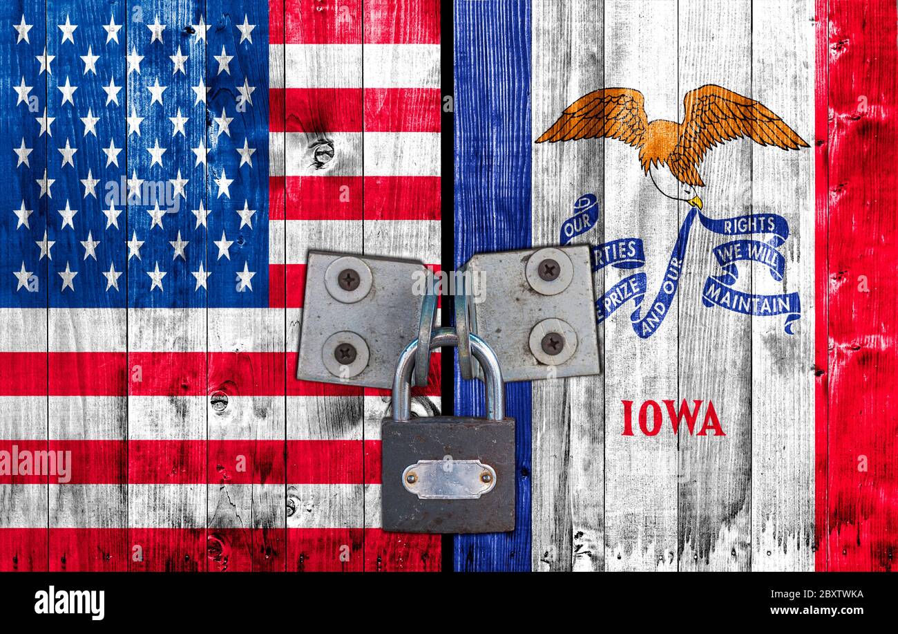 BANDIERA DEGLI STATI UNITI e dell'Iowa sulla porta con lucchetto Foto Stock