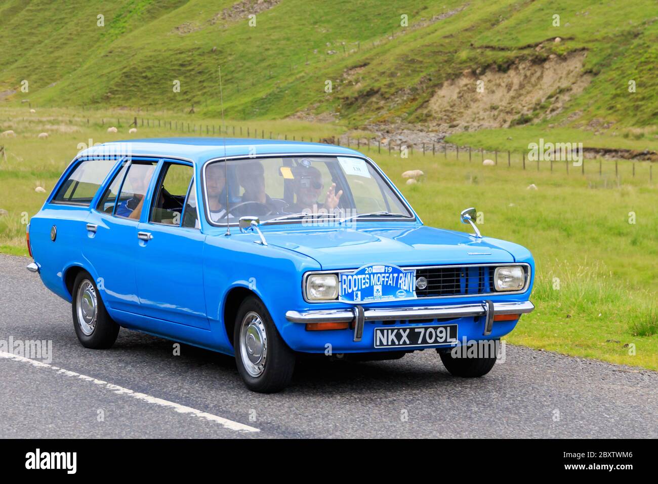 MOFFAT, SCOZIA - 29 GIUGNO 2019: 1972 Hillman Avenger Estate in un classico rally auto in rotta verso la città di Moffat, Dumfries e Galloway Foto Stock