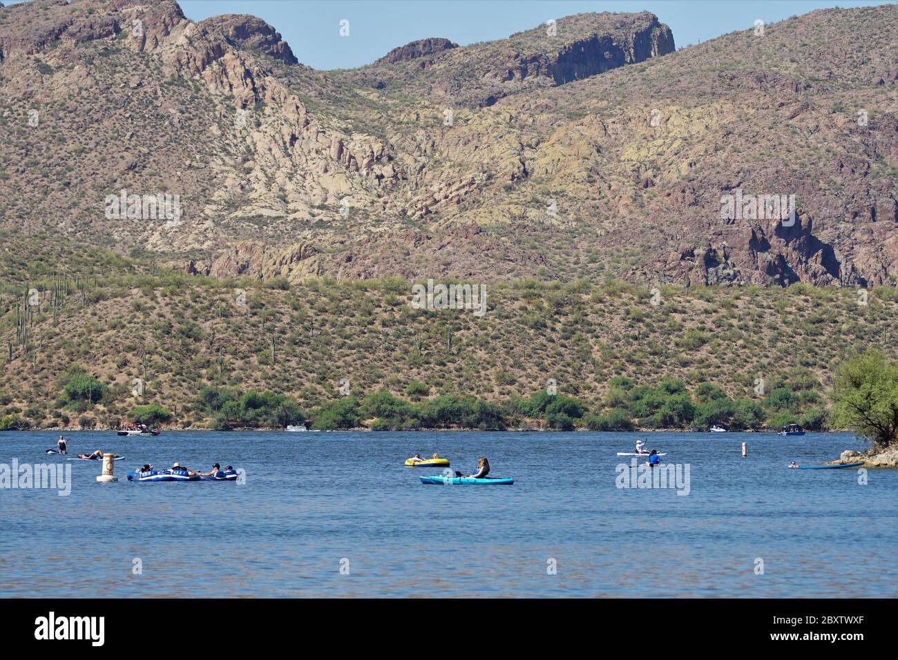 Le persone in varie imbarcazioni praticano la distanza sociale mentre si gode una bella giornata sul lago Saguaro vicino Phoenix durante la pandemia di Covid-19 Foto Stock