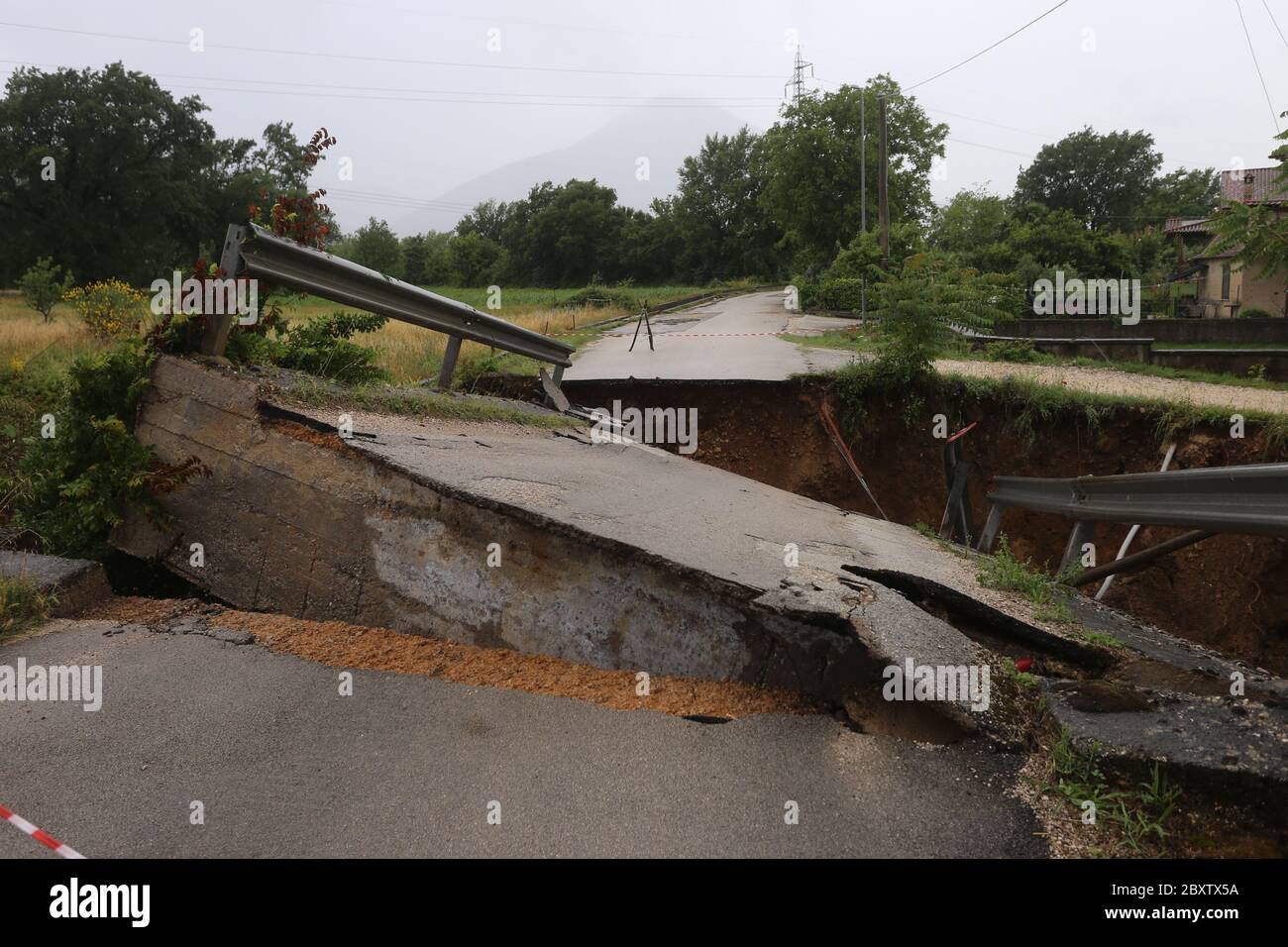 San Giorgio a Liri, Italia - 8 giugno 2020: CloudBurst, una tragedia del ponte sepolto crolla Foto Stock
