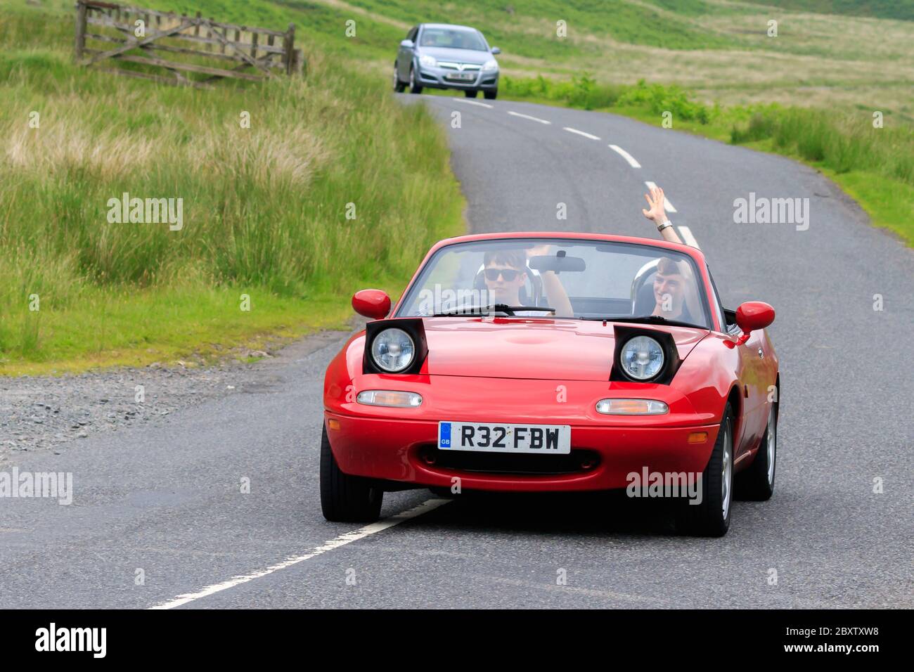 MOFFAT, SCOZIA - 29 GIUGNO 2019: 1997 Mazda MX-5 smista l'auto in un rally classico in rotta verso la città di Moffat, Dumfries e Galloway Foto Stock