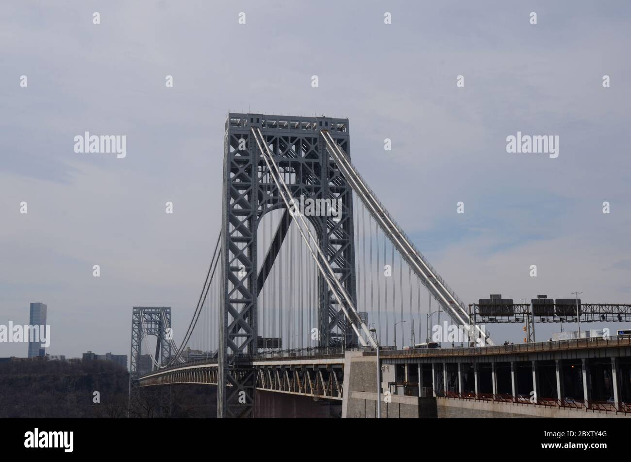 GWB: Un viaggio dal New Jersey a New York a piedi attraverso il George Washington Bridge dettagli una prospettiva unica della struttura famosa in tutto il mondo. Foto Stock