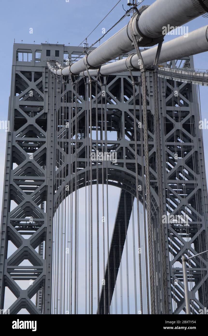 GWB: Un viaggio dal New Jersey a New York a piedi attraverso il George Washington Bridge dettagli una prospettiva unica della struttura famosa in tutto il mondo. Foto Stock