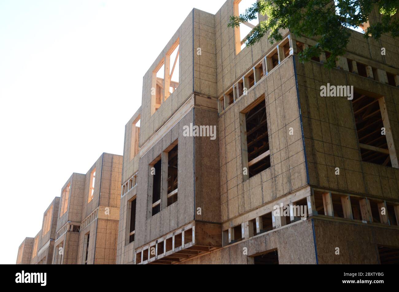 COSTRUIRLO VOLUME 2: Un edificio di appartamenti in costruzione esiste nella sua fase di struttura interamente in legno. Foto Stock