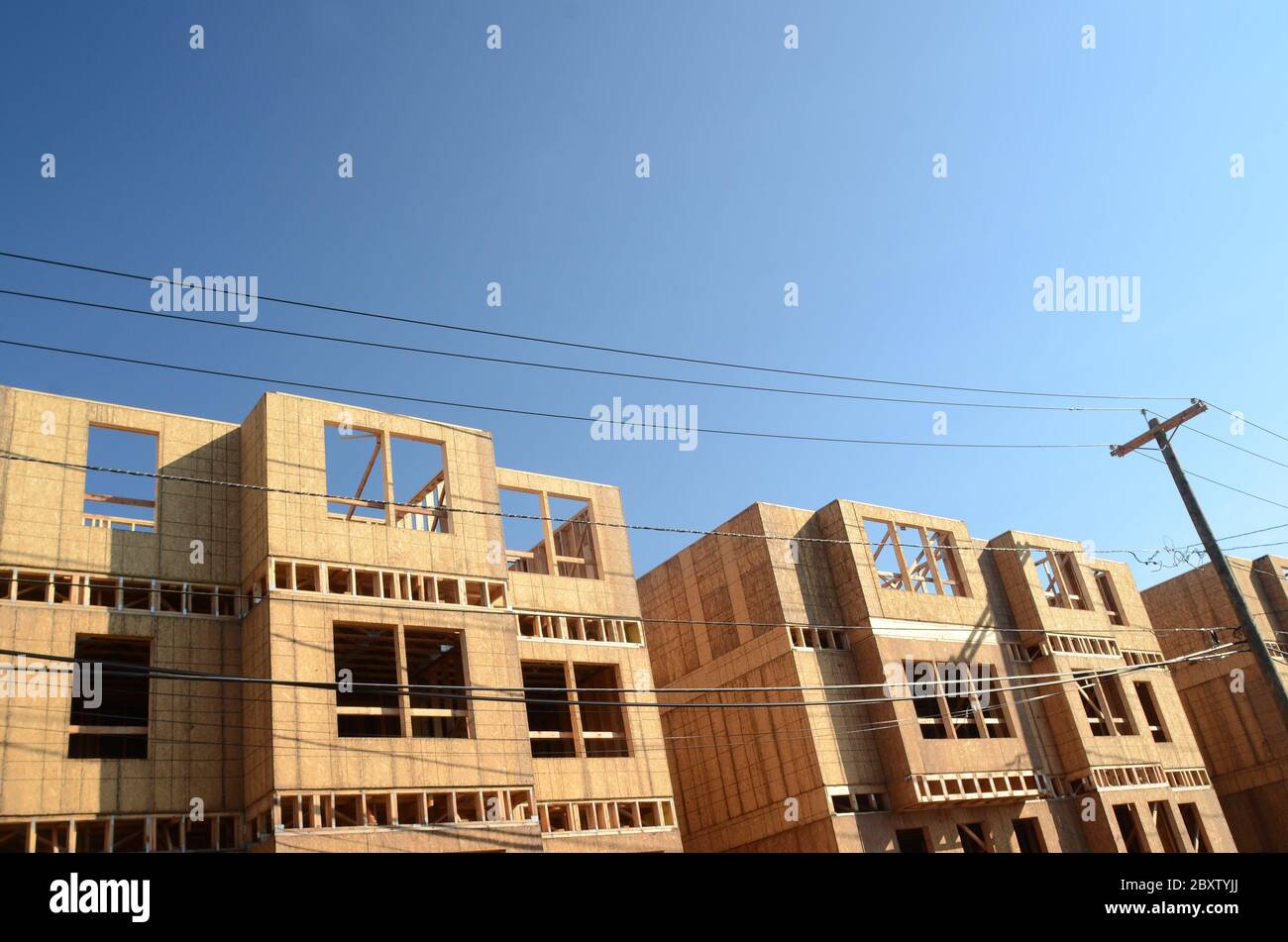 COSTRUIRLO VOLUME 2: Un edificio di appartamenti in costruzione esiste nella sua fase di struttura interamente in legno. Foto Stock