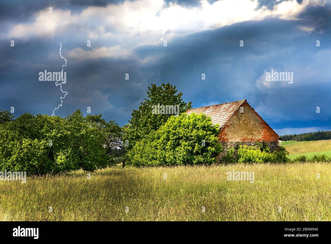 Vecchio fienile. Tempesta nuvole sulla campagna. Paesaggio agricolo nella Repubblica Ceca. Tempesta forte. Foto Stock