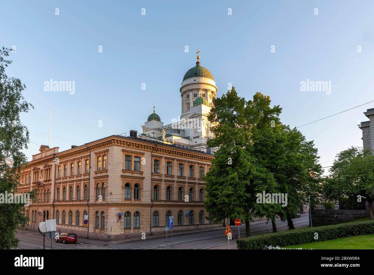La Cattedrale di Helsinki è il punto di riferimento più iconico del centro della capitale finlandese. E' circondato da edifici storici di epoca russa. Foto Stock