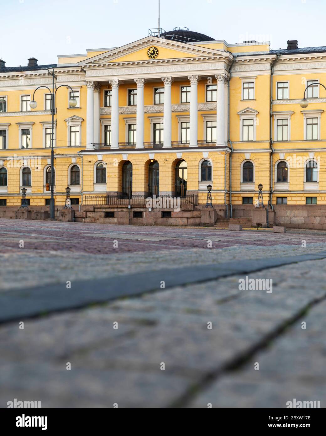 L'edificio del Governo Finlandese fa parte della storica architettura intorno alla Piazza del Senato nel centro di Helsinki. Fu costruito durante l'era russa. Foto Stock