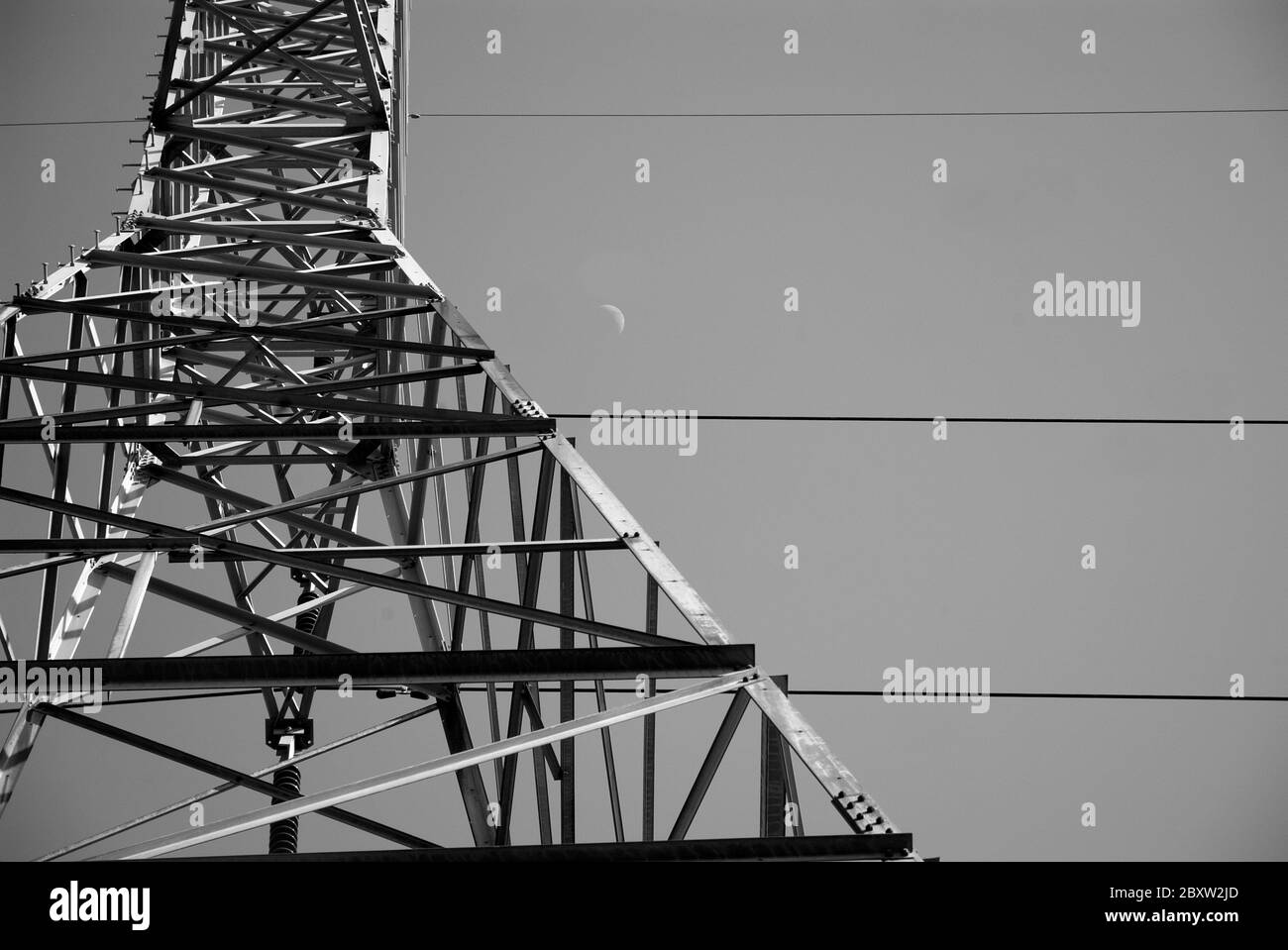GRIDLOCK: Uno sguardo verticale a 90 gradi alle torri elettriche ad alta tensione dei giorni nostri. Foto Stock