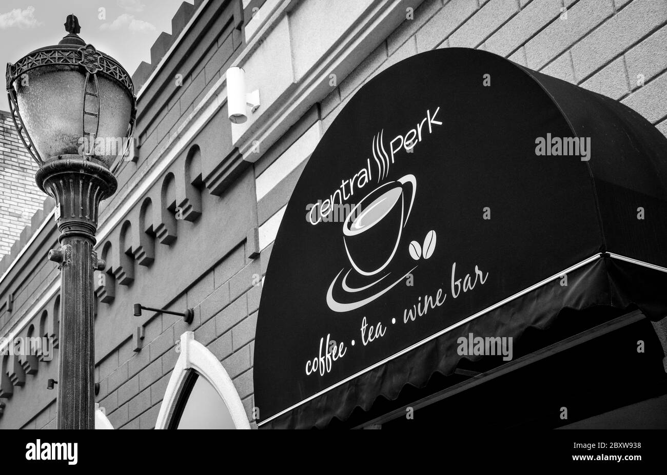 Con il nome iconico "Central Perk", da "Friends", si può ammirare da vicino l'ingresso con un lampione in stile antico a St. Cloud, Minnesota Foto Stock