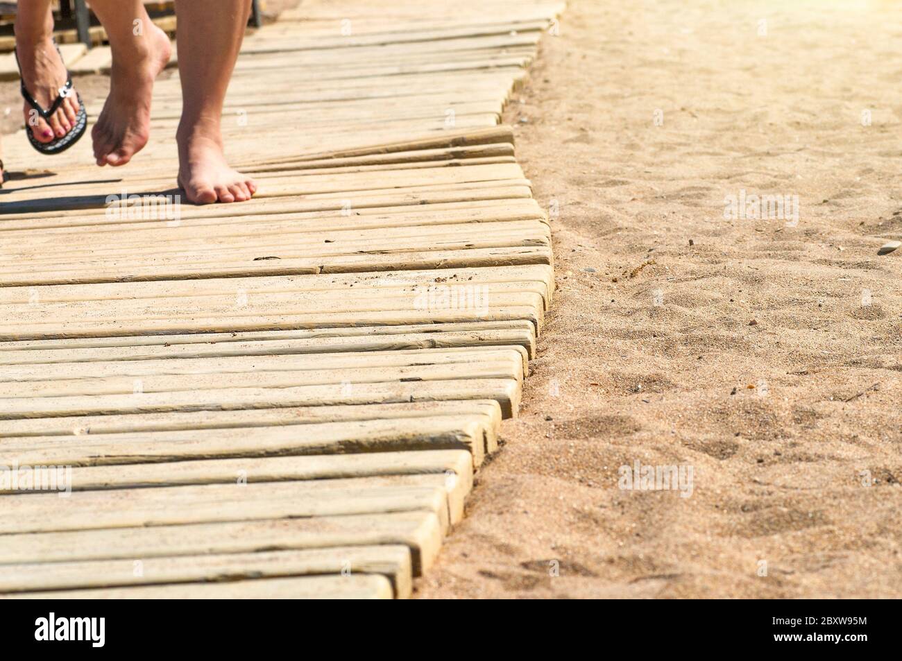 Feste su sentiero in legno per la spiaggia di sabbia Foto Stock