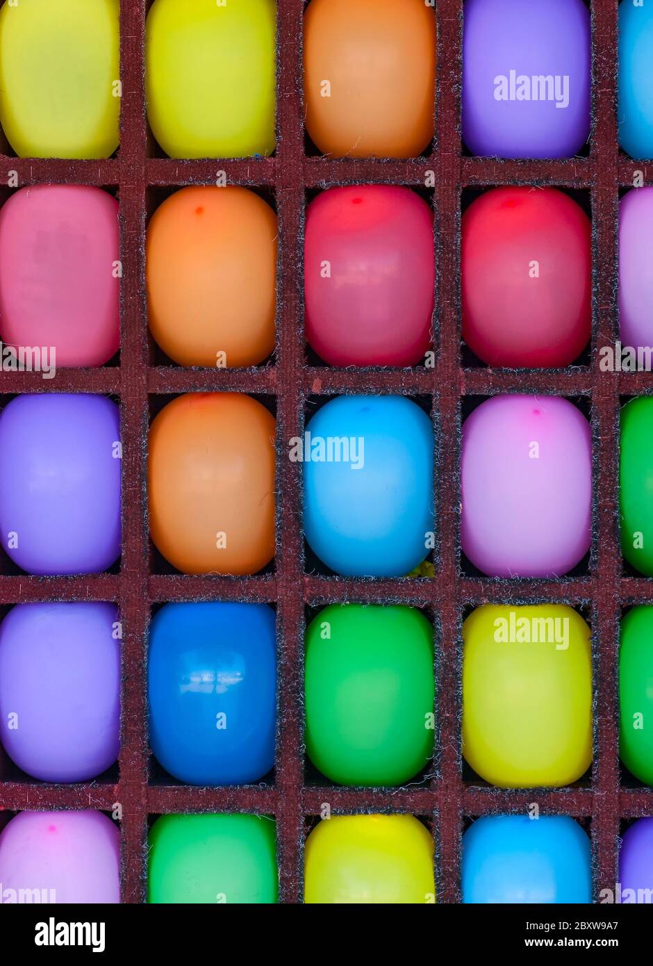 Palloncini multicolore luminosi nelle celle Foto Stock