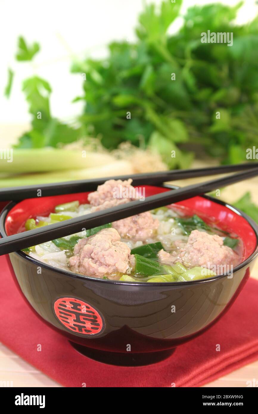 Una zuppa di riso con polpette di carne Foto Stock