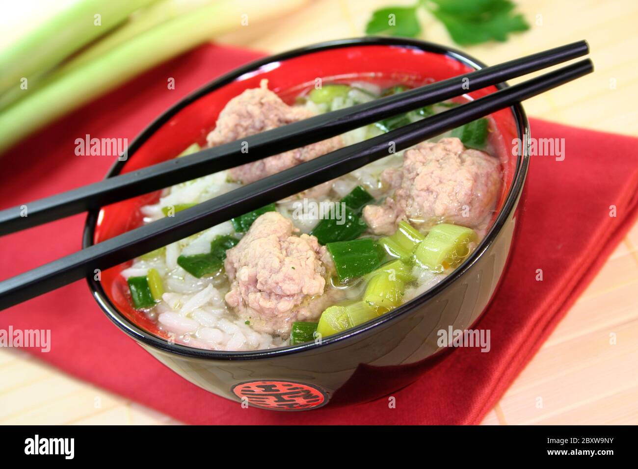 Una zuppa di riso con polpette di carne Foto Stock