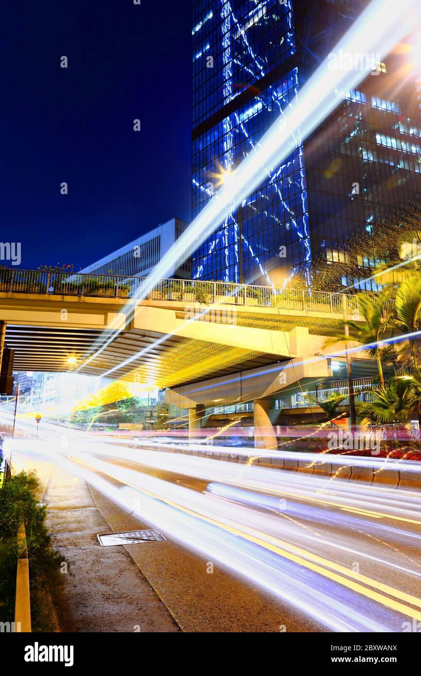 Percorsi di luce nella città mega Foto Stock