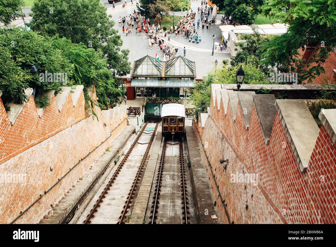 BUDAPEST, UNGHERIA - 23 luglio 2019 - Vista dal castello di Buda sulla funicolare e la storica funivia e piazza con i turisti Foto Stock