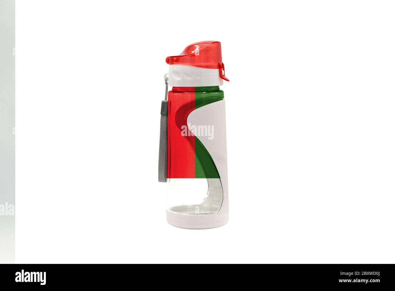 Bottiglia d'acqua sportiva con bandiera Madagascar sulla bottiglia e isolato su sfondo bianco. Concetto di stile di vita sano. Foto Stock