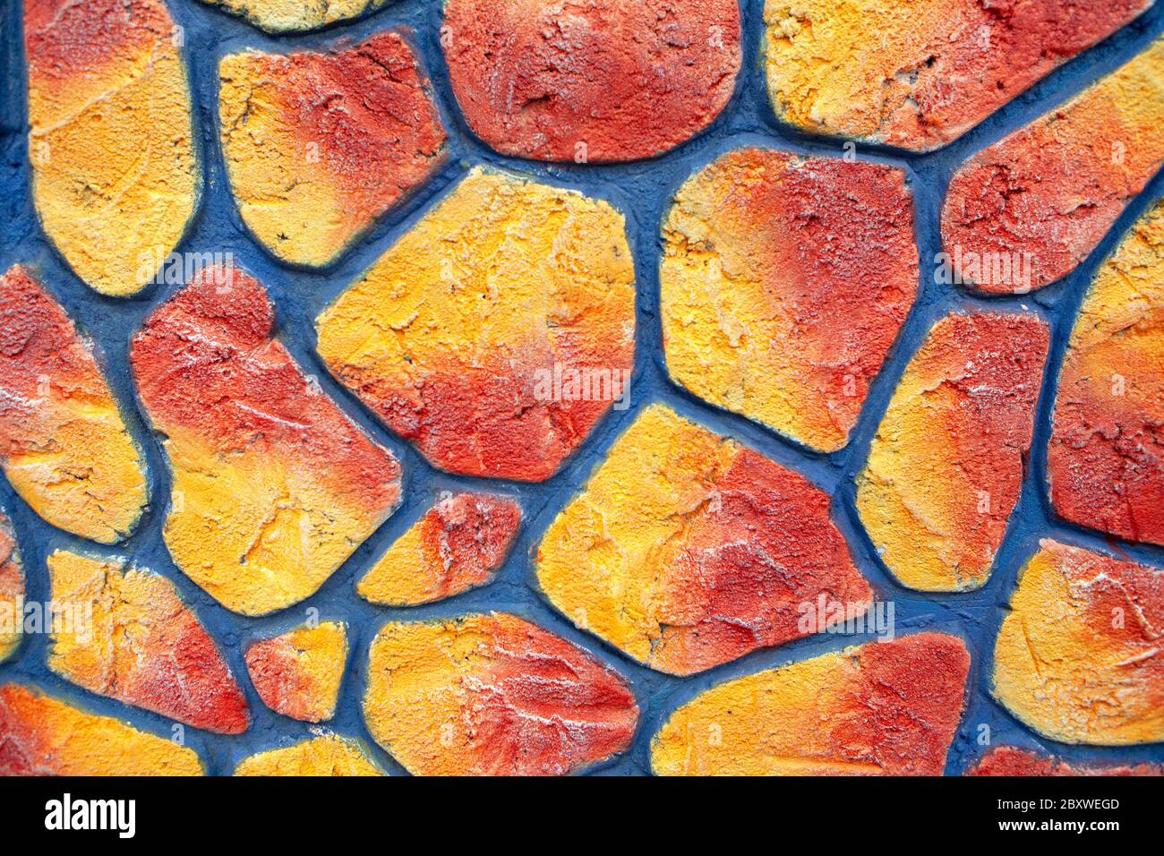 parete coperta da pietre decorative colorate Foto Stock