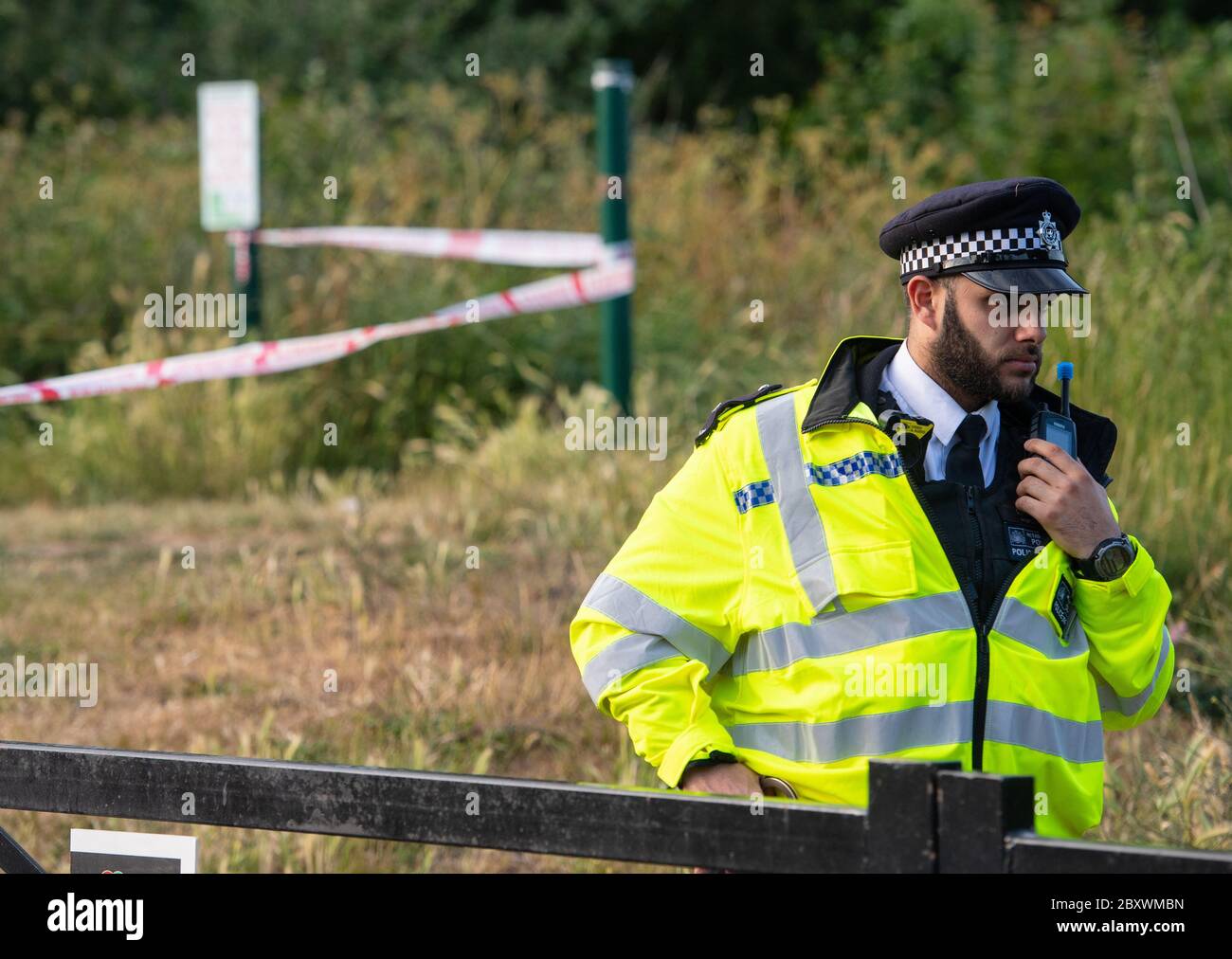 Polizia un ingresso al Fryent Country Park, a Wembley, a nord di Londra, dove è stata avviata un'indagine sugli omicidi a seguito della morte di due sorelle. Foto Stock