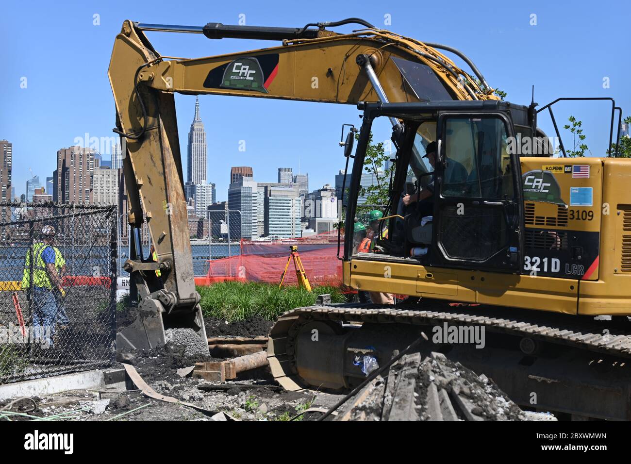 I lavori riprendono lungo il lungomare di Brooklyn il 6 giugno 2020, come parte della fase 1 della riapertura di New York City. La fase uno consente di realizzare i prodotti Foto Stock