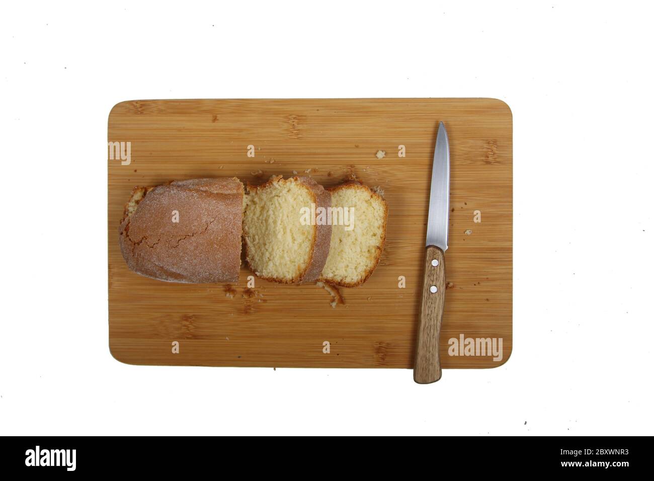 tagliare la torta di semola e un coltello su un piatto di legno da taglio. L'immagine contiene spazio per la copia Foto Stock