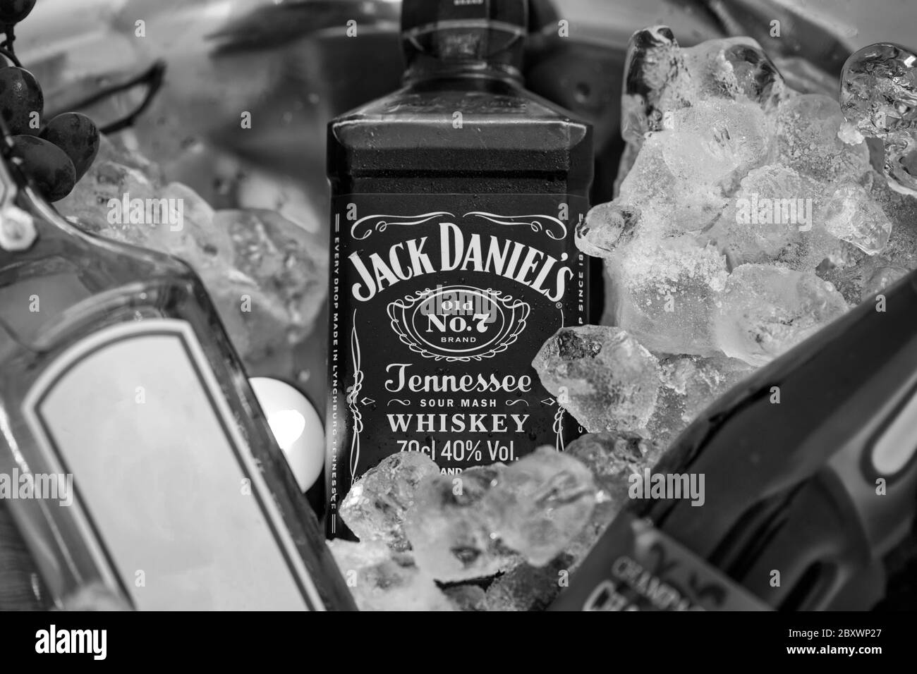 Jack il whisky di Daniel no 7 in un secchio di ghiaccio e altri liquori . Jack Daniel's è un marchio di sour frasino Tennessee whiskey e il più alto venduto Foto Stock