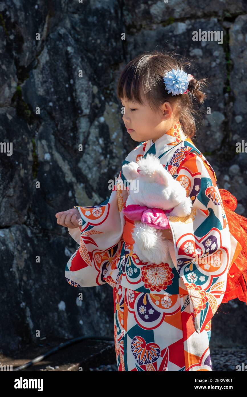 Una bambina giapponese che indossa abiti tradizionali e Kimono al santuario  Kiyomizu Dera di Kyoto, in Giappone Foto stock - Alamy