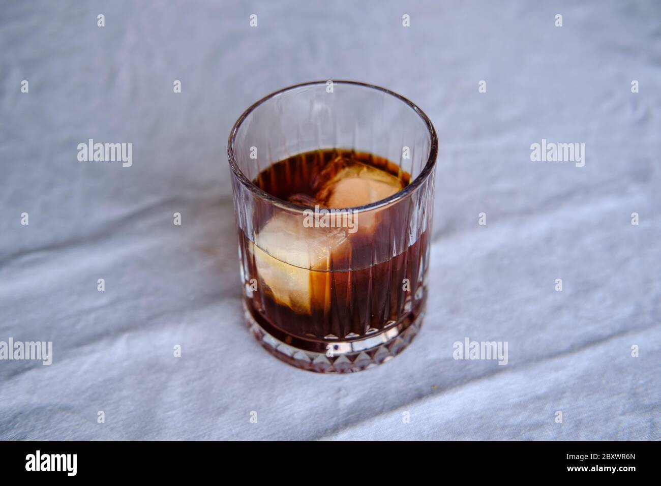 Caffè freddo con due cubetti di ghiaccio Foto Stock
