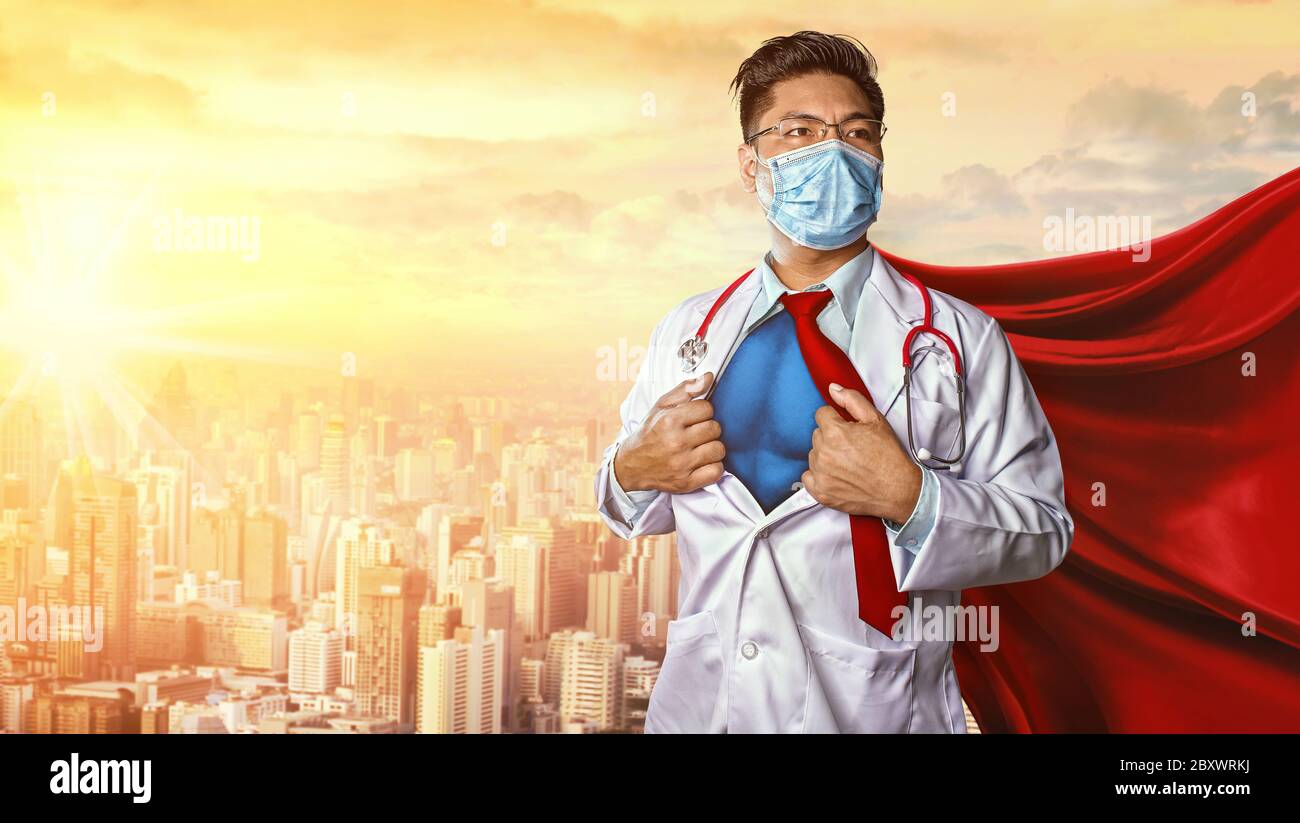 Medico che indossa una maschera medica . Super Hero potere per la medicina. Corona Virus Covid 19 Foto Stock