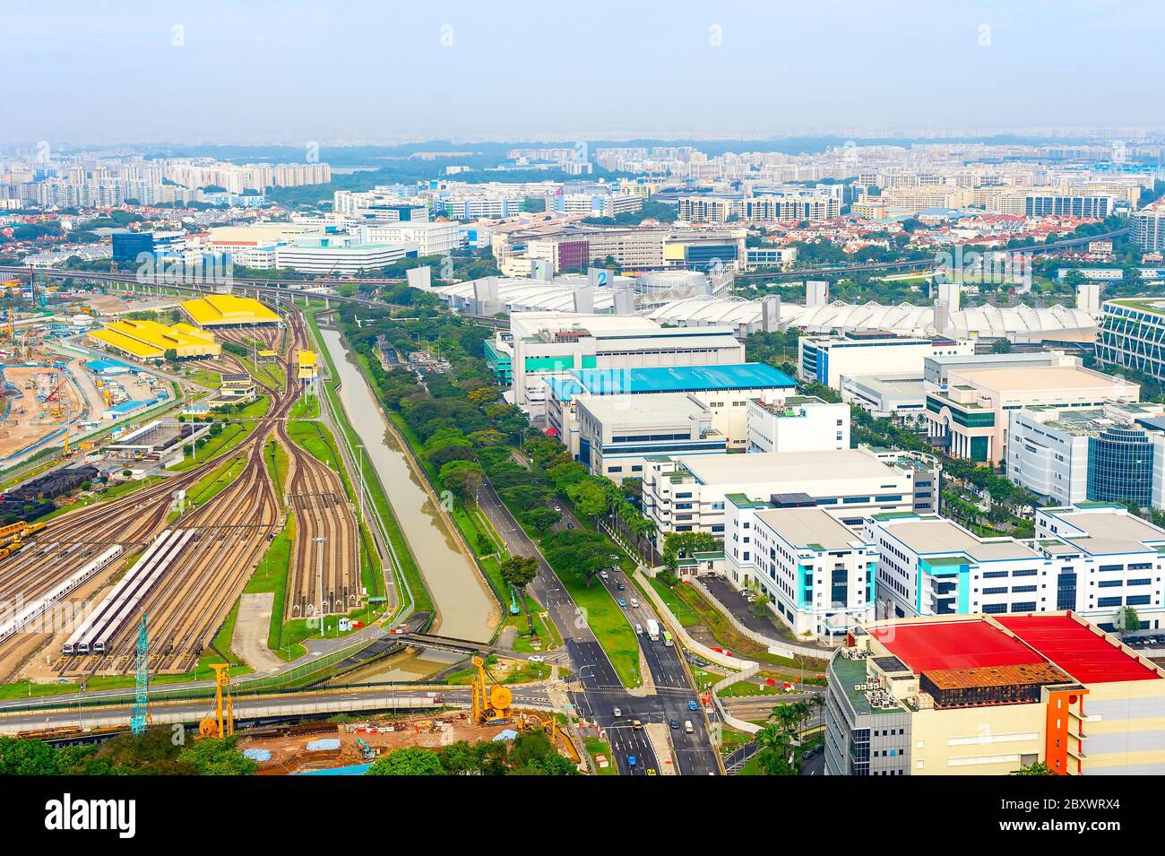 Vista aerea dell'area industriale di Singapore, con blocchi di fabbriche, ferrovia, paesaggio urbano Foto Stock