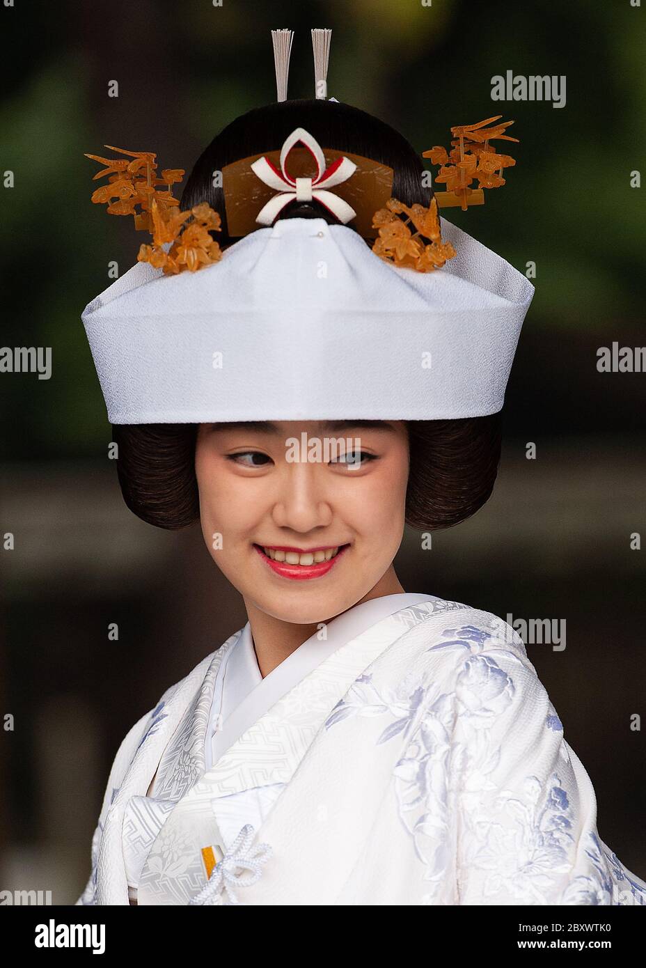Sposa giapponese con kimono tradizionale e headdress appena prima della cerimonia di nozze al santuario Meiji Jingu, Tokyo Japan Foto Stock