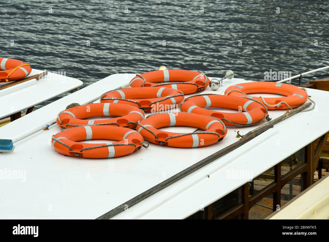 Cinture di sicurezza conservate sulla parte superiore di una piccola imbarcazione da diporto Foto Stock