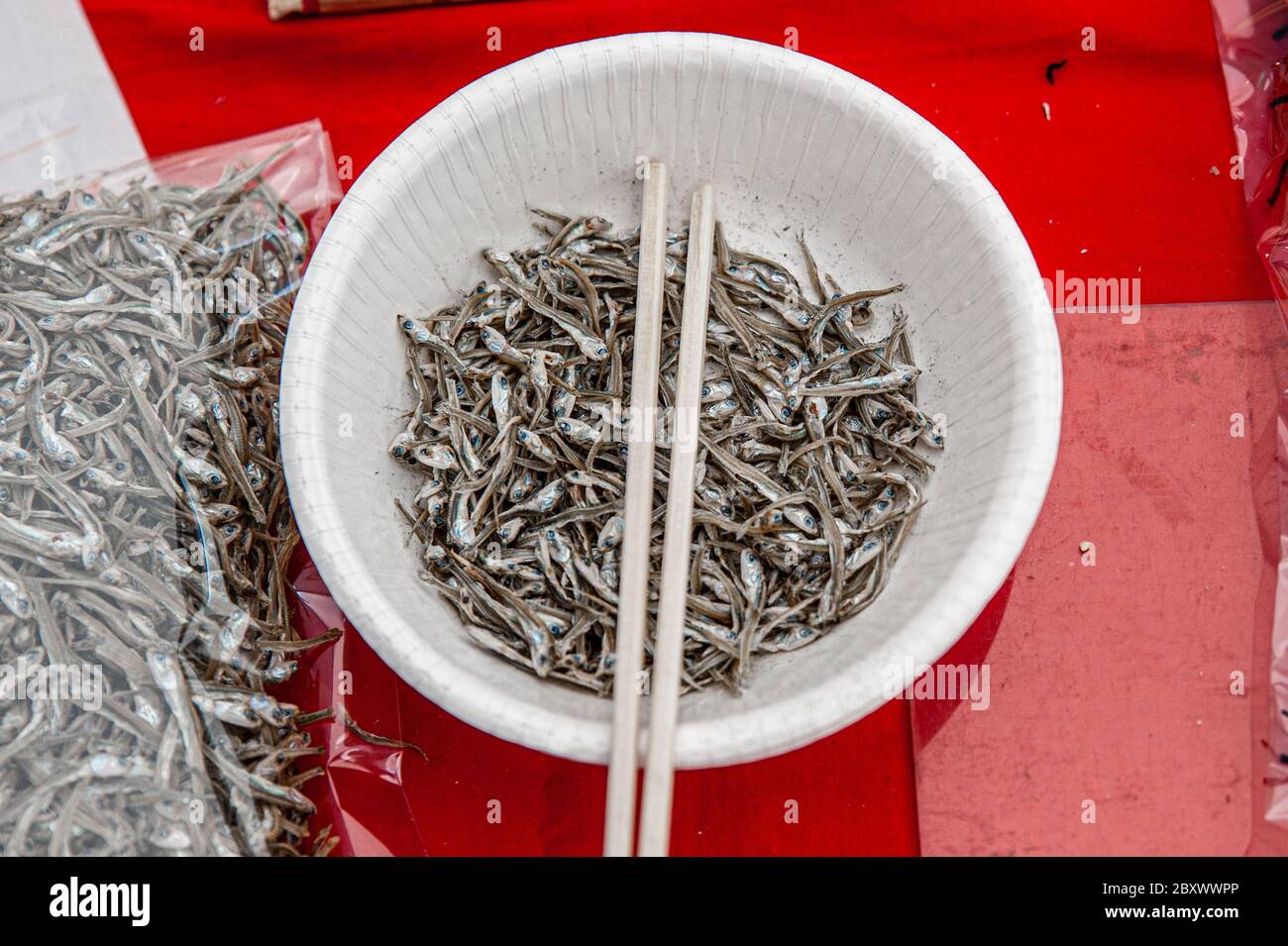 Piccoli pesci secchi sono offerti come campioni per i compratori da assaggiare prima che comprino. Da usare in cucina giapponese uno Park, Tokyo, Giappone Foto Stock