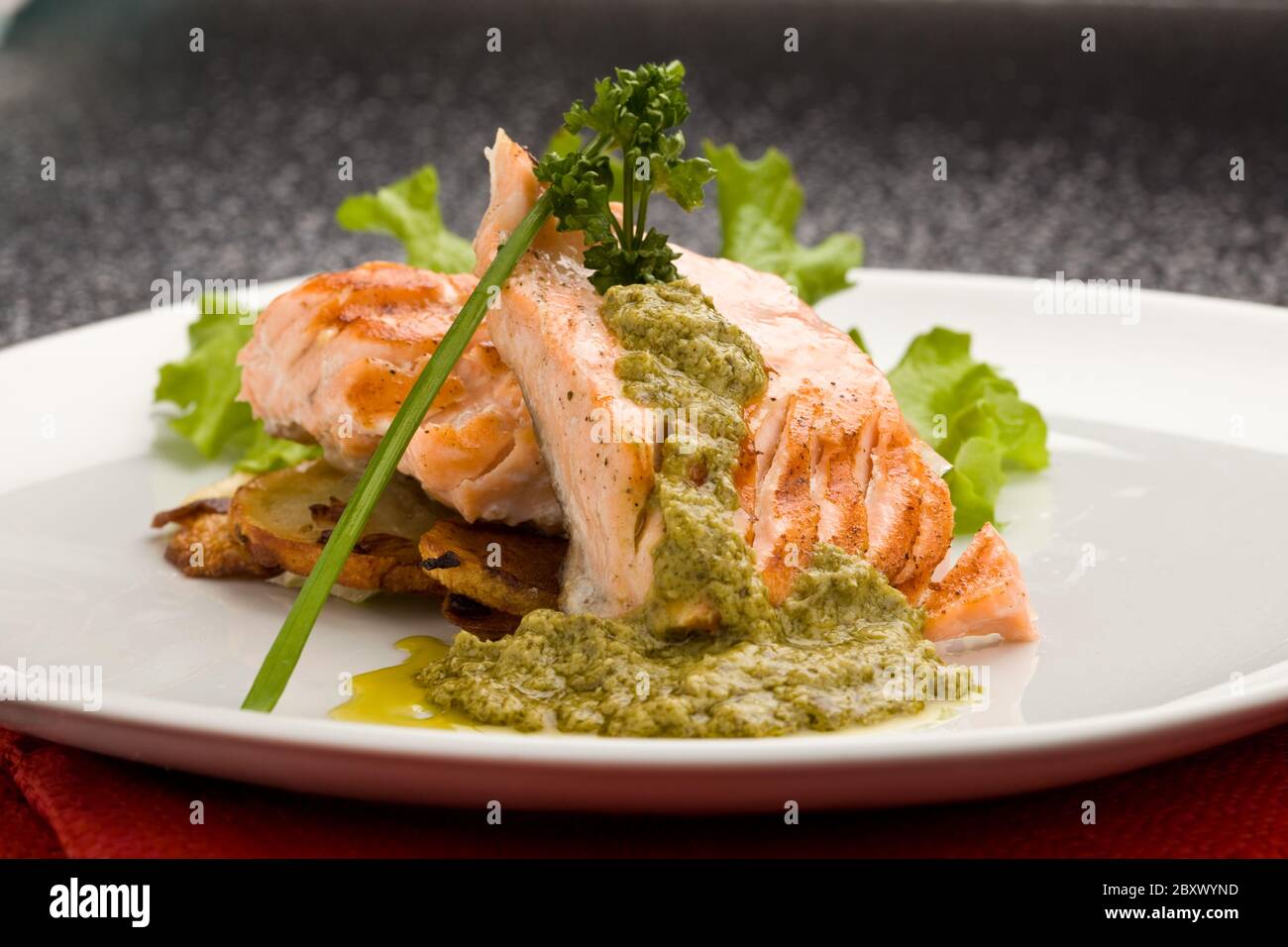 Salmone grigliato con salsa al basilico Foto Stock