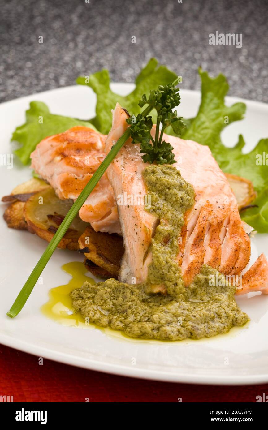 Salmone grigliato con salsa al basilico Foto Stock