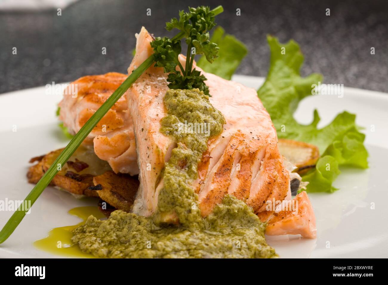 Salmone grigliato con salsa al basilico Foto Stock
