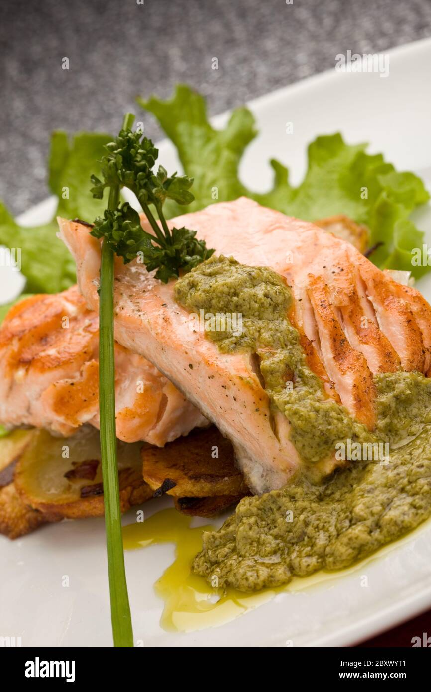 Salmone grigliato con salsa al basilico Foto Stock