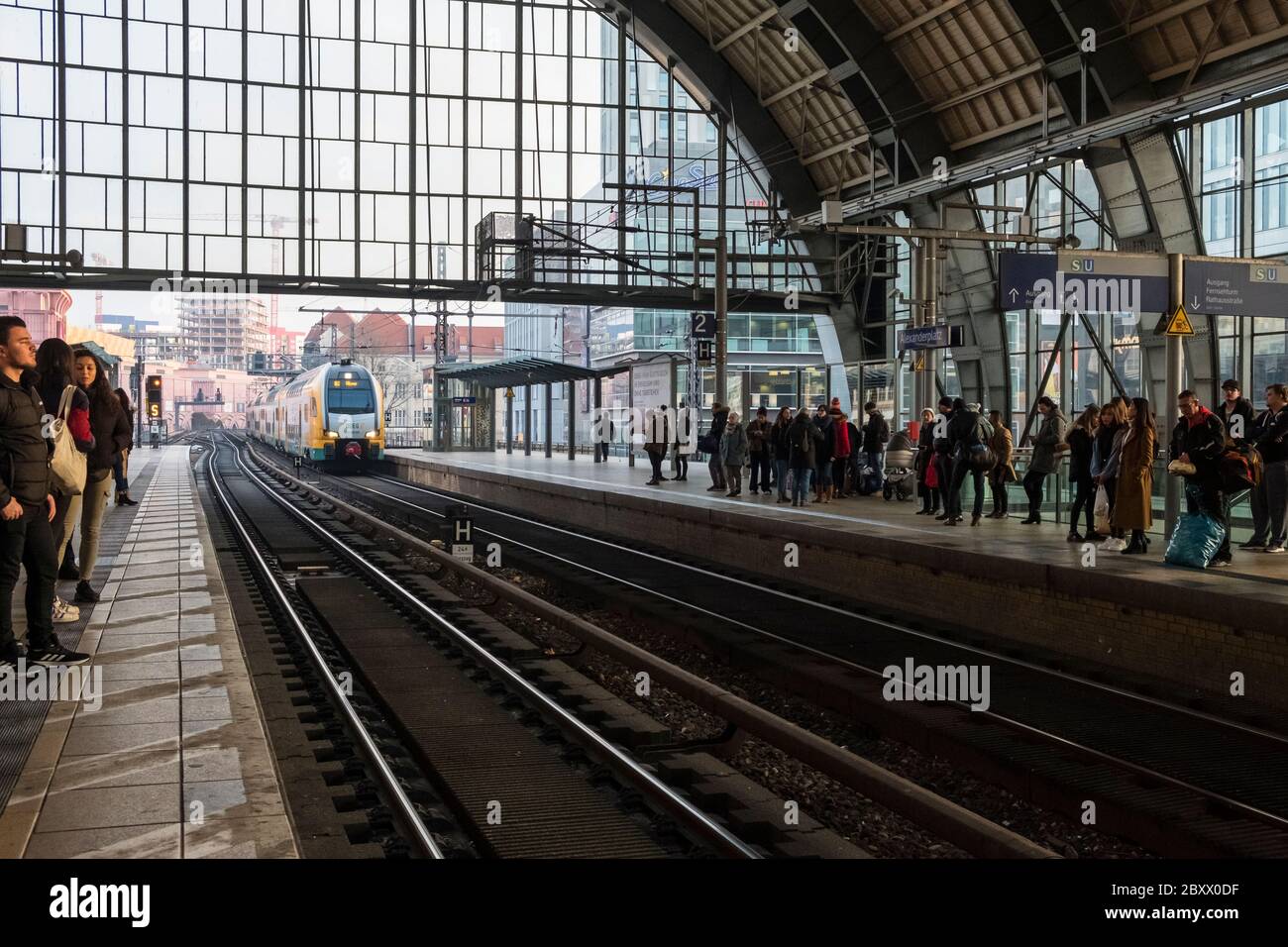 I pendolari aspettano di arrivare alla stazione Alexanderplatz del treno S-Bahn a Berlino, Germania Foto Stock