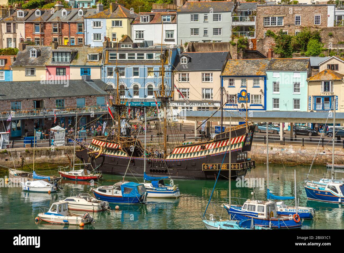 La replica della Golden Hind Ship al porto di Brixham, Torbay, Inghilterra, Regno Unito Foto Stock