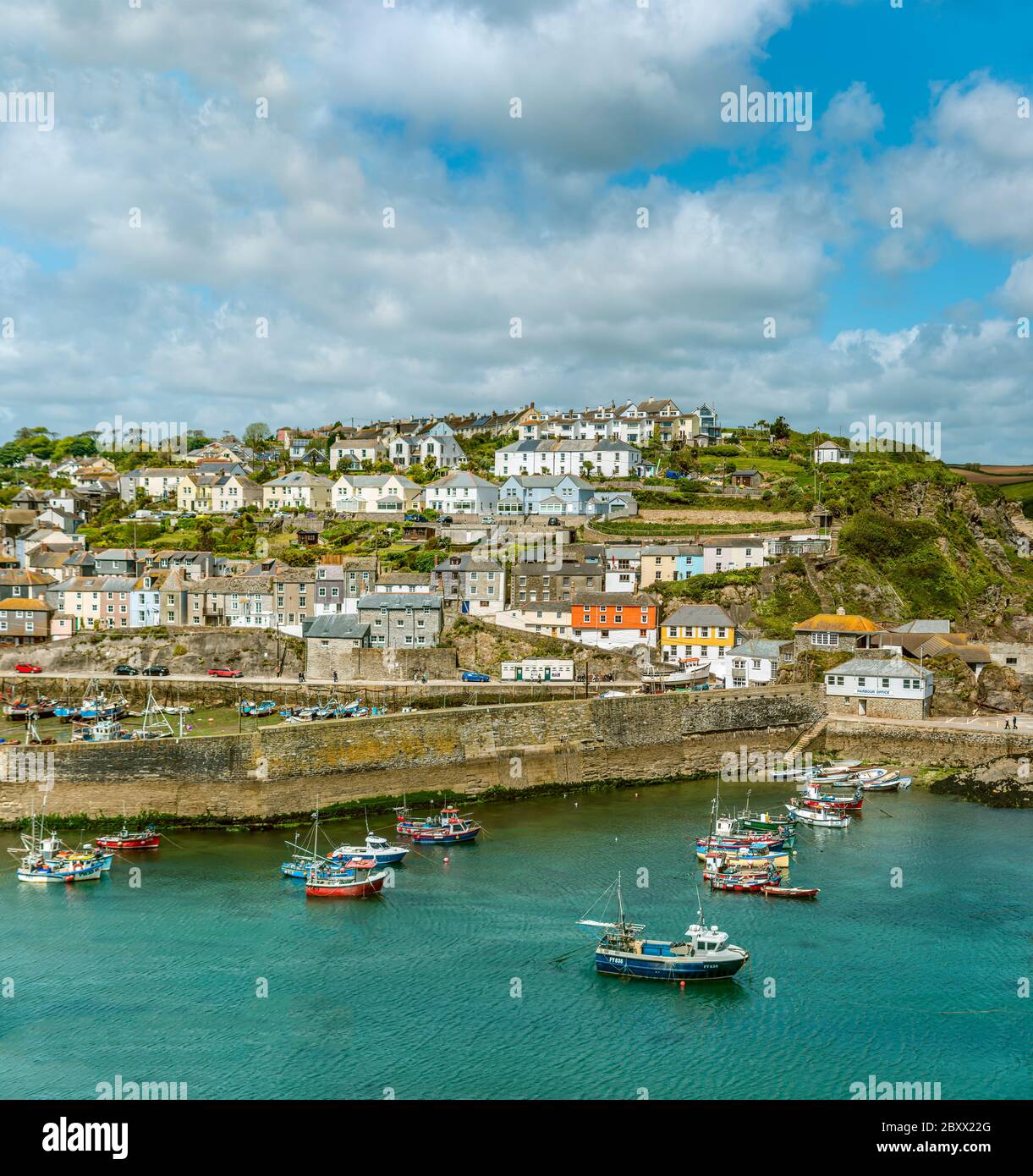 Vista sul porto del villaggio di pescatori Mevagissey in Cornovaglia, Inghilterra, Regno Unito Foto Stock