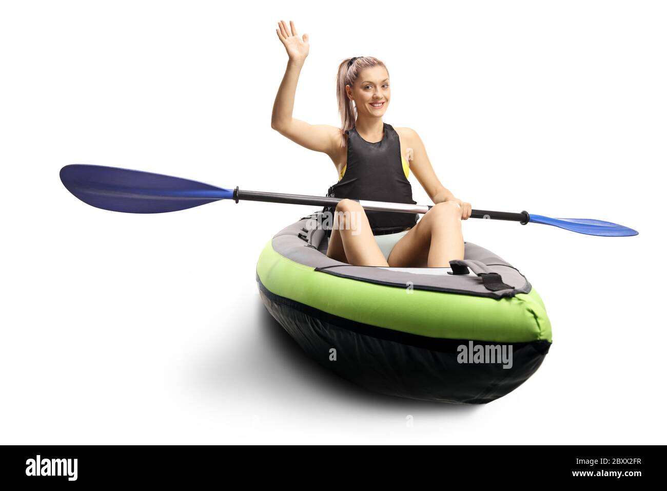 Donna che kayak e sventola alla telecamera isolata su sfondo bianco Foto Stock