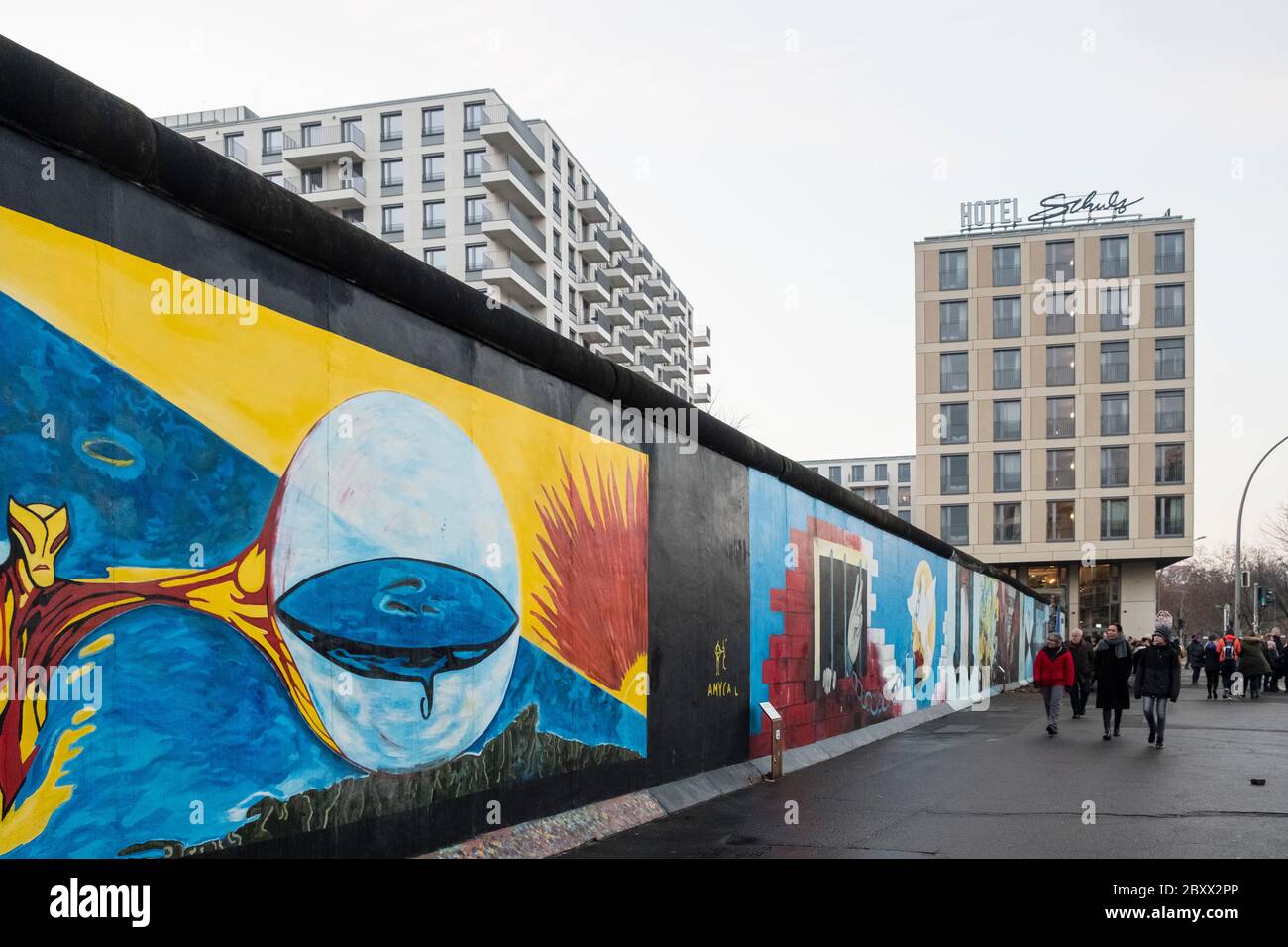 Opere d'arte commissionate sul muro originale di Berlino, vicino al fiume Sprea e Muhlenstrasse Foto Stock