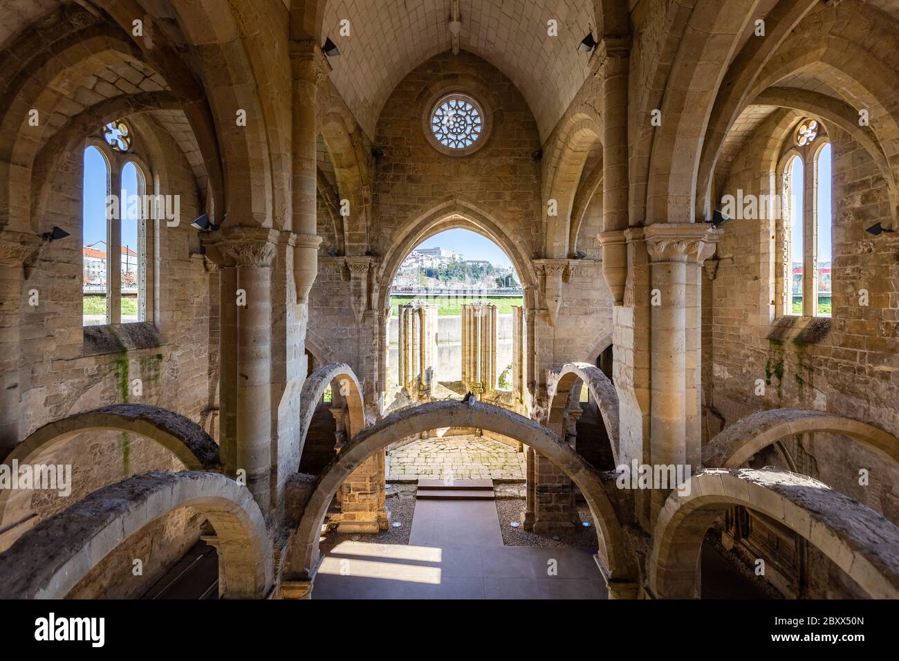 All'interno delle rovine del monastero di Santa Clara a Velha a Coimbra, Portogallo Foto Stock