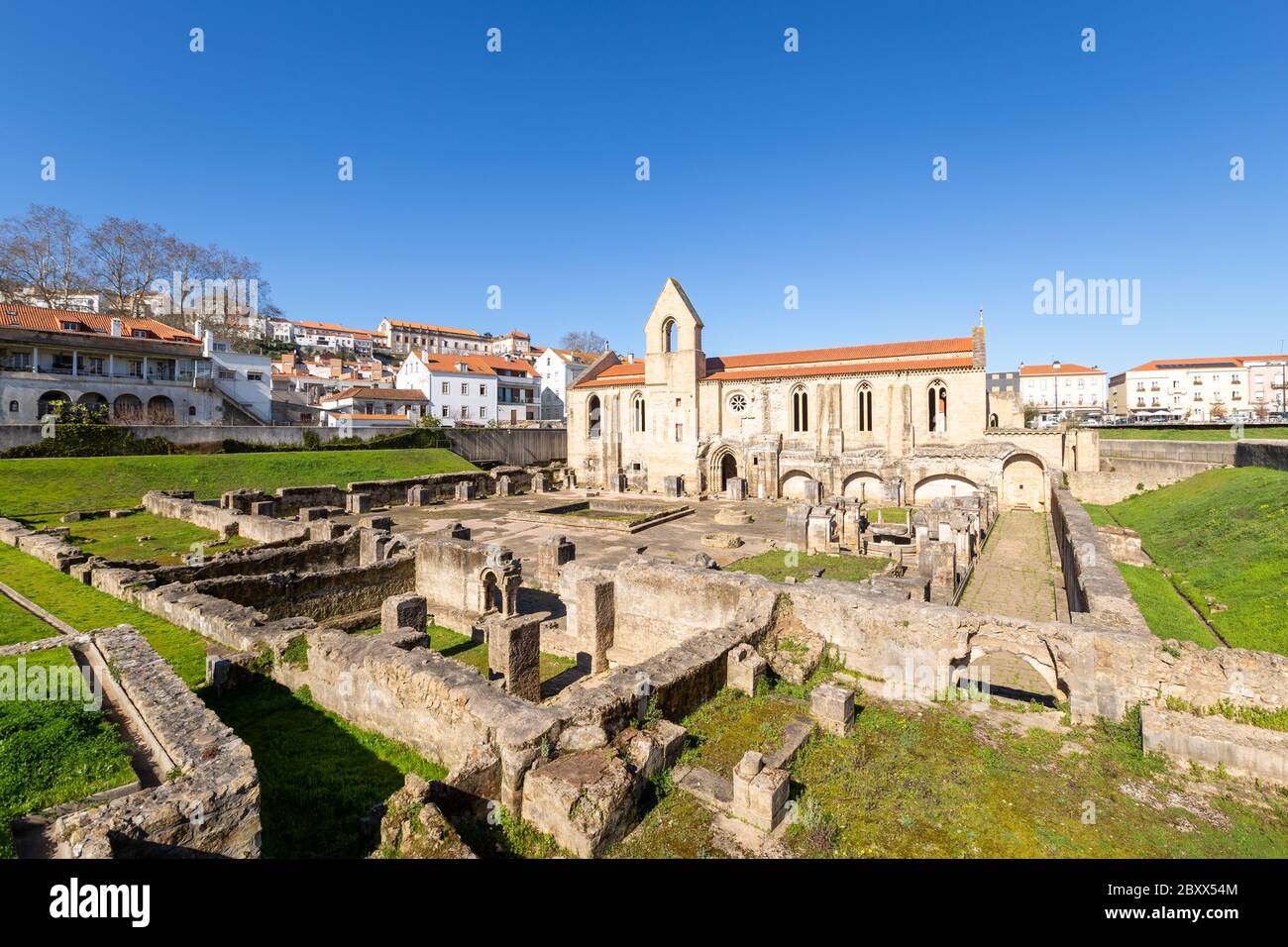 All'interno delle rovine del monastero di Santa Clara a Velha a Coimbra, Portogallo Foto Stock