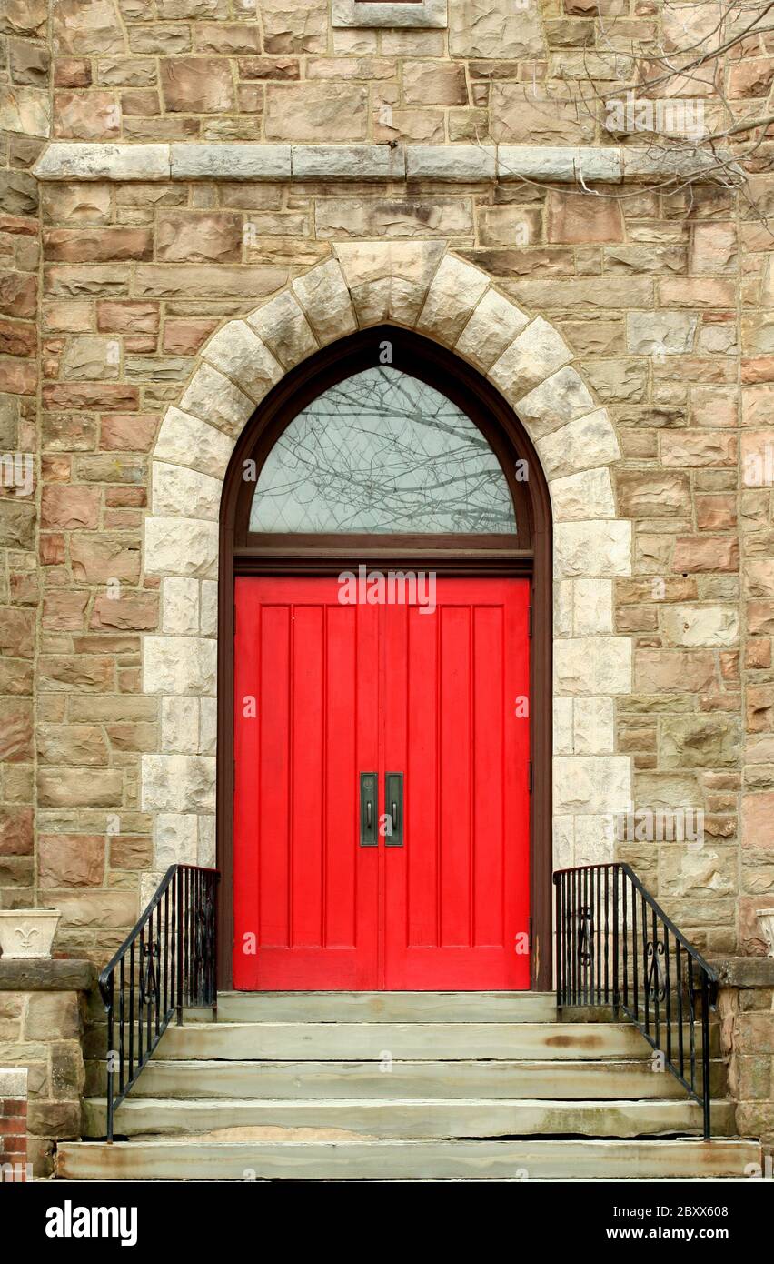 Una Chiesa Rossa porta con scale Foto Stock