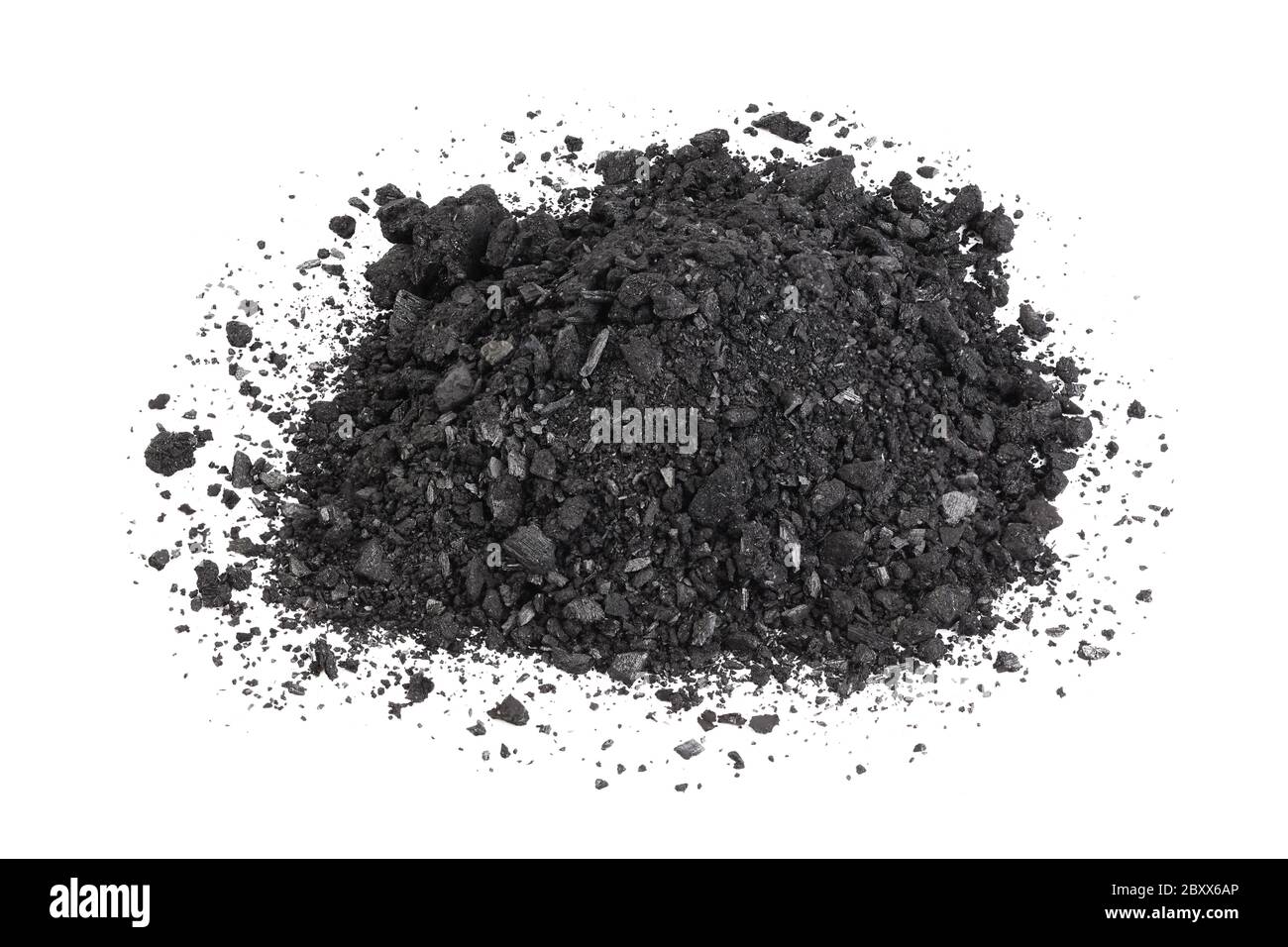Pila di carbone carbone o polvere di carbone isolato su sfondo bianco Foto Stock