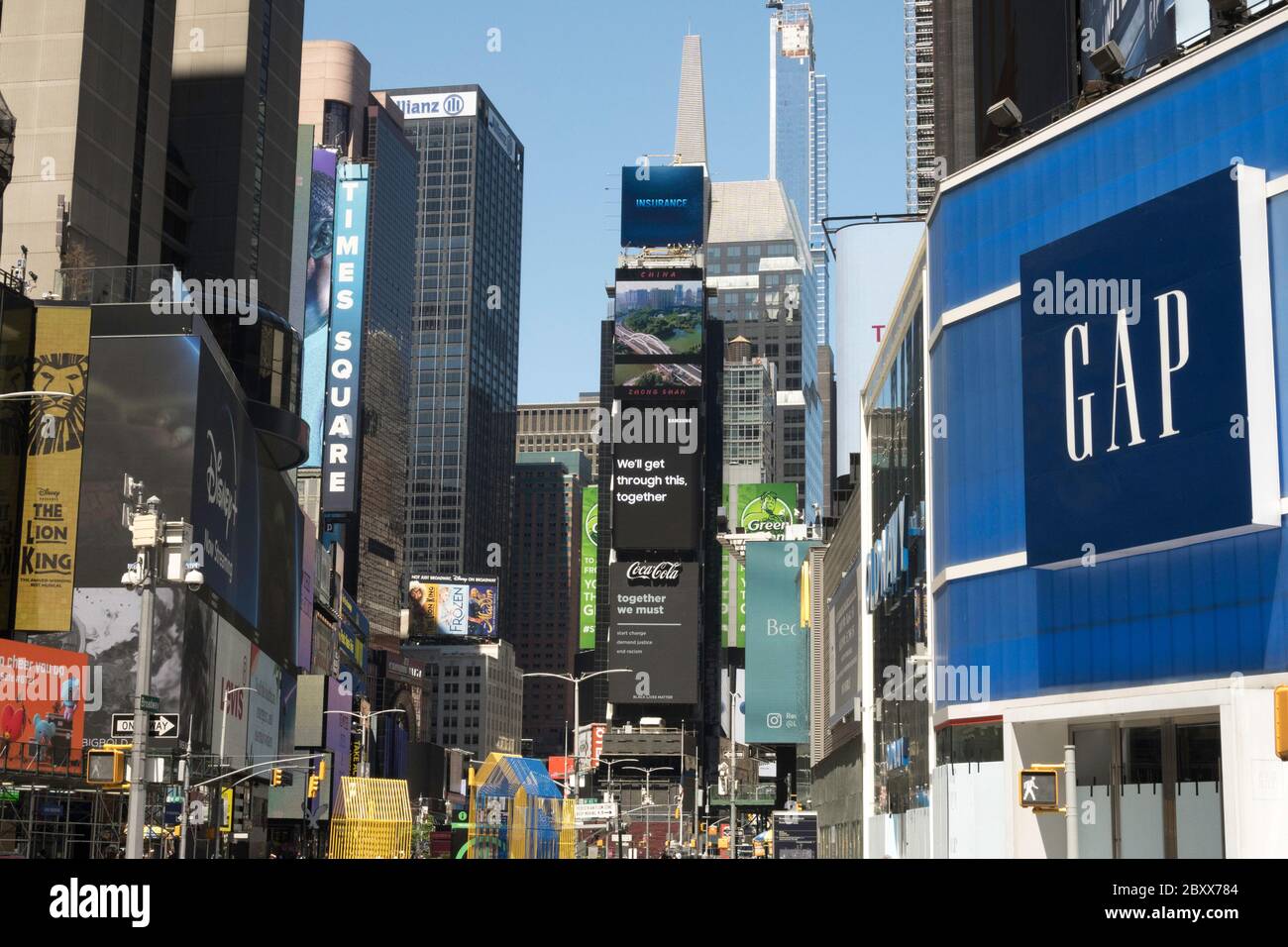 Cartelloni elettronici Times Square onorano la materia nera di vite, New York, Stati Uniti Foto Stock