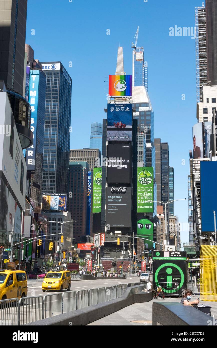 Cartelloni elettronici Times Square onorano la materia nera di vite, New York, Stati Uniti Foto Stock