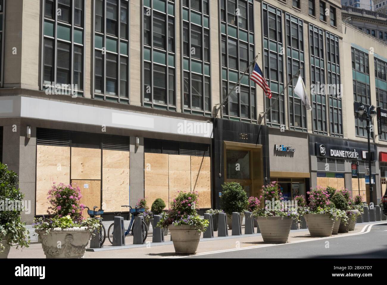 Le imprese di Manhattan sono tutte salite in risposta ai saccheggi, alle ribellazioni e al vandalismo, giugno 2020, New York City, USA Foto Stock
